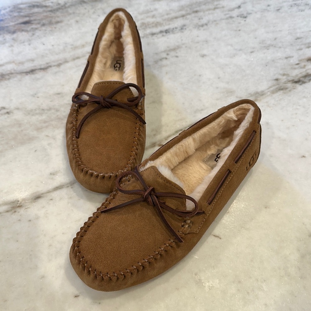 UGG BRAND NEW, NW. The Dakota UGG slipper in Chestnut Size 9